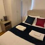 Hébergement de vacances Spacious 3-bedroom House With Parking & Garden *