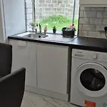 Spacious 3-bedroom House With Parking & Garden Hébergement de vacances *