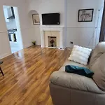 Spacious 3-bedroom House With Parking & Garden Hébergement de vacances Bristol