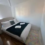 Hébergement de vacances Spacious 3-bedroom House With Parking & Garden *
