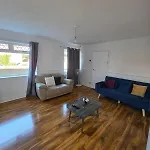 Spacious 3-bedroom House With Parking & Garden