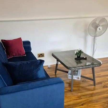 Spacious 3-bedroom House With Parking & Garden Hébergement de vacances