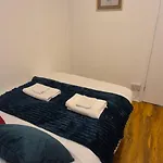 Spacious 3-bedroom House With Parking & Garden בית נופש