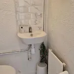 בית נופש Spacious 3-bedroom House With Parking & Garden בריסטול