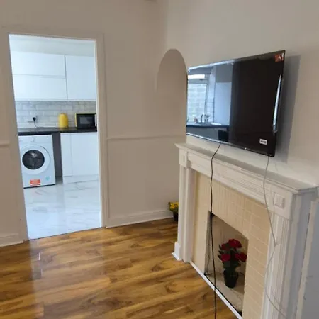 Spacious 3-bedroom House With Parking & Garden *