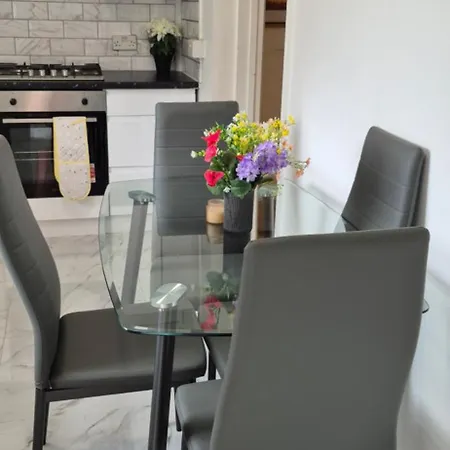 Spacious 3 Bedroom House Free Private Parking Garden Fast Wifi Entire Home Sleeps 7 *