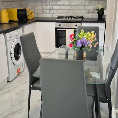 Spacious 3 Bedroom House Free Private Parking Garden Fast Wifi Entire Sleeps 7 *