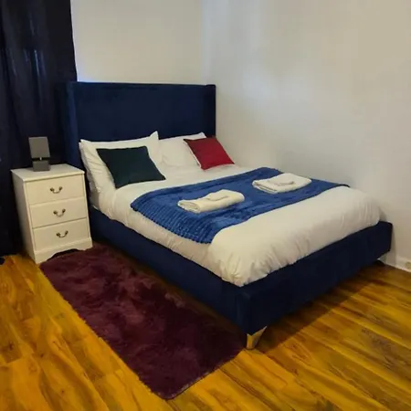 別荘 Spacious 3-bedroom House With Parking & Garden