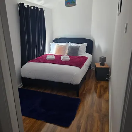 Holiday home Spacious 3 Bedroom House Free Private Parking Garden Fast Wifi Entire Sleeps 7