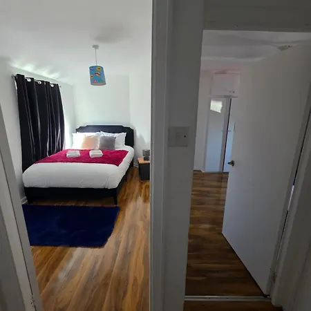 Spacious 3 Bedroom House Free Private Parking Garden Fast Wifi Entire Sleeps 7 Holiday home Bristol