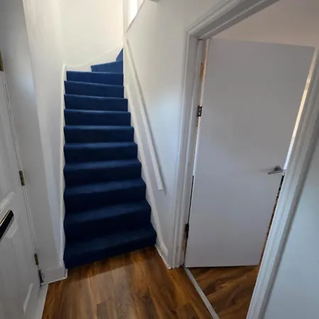 Spacious 3 Bedroom House Free Private Parking Garden Fast Wifi Entire Sleeps 7 Holiday home *