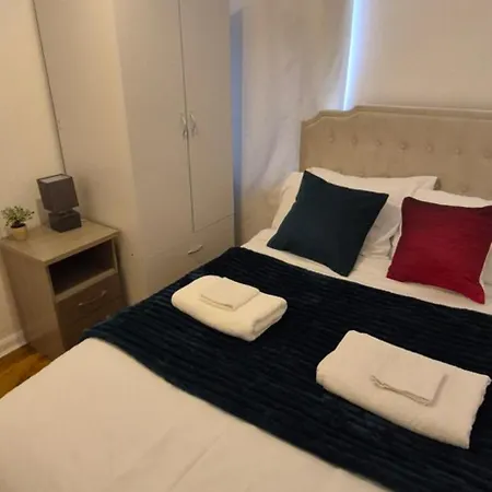 別荘 Spacious 3 Bedroom House Free Private Parking Garden Fast Wifi Entire Home Sleeps 7 *