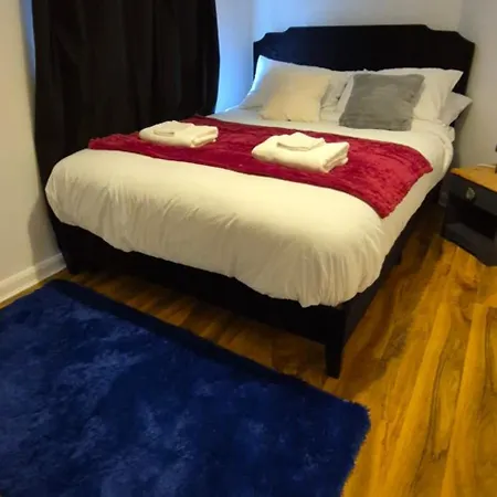 Дом отдыха Spacious 3 Bedroom House Free Private Parking Garden Fast Wifi Entire Home Sleeps 7