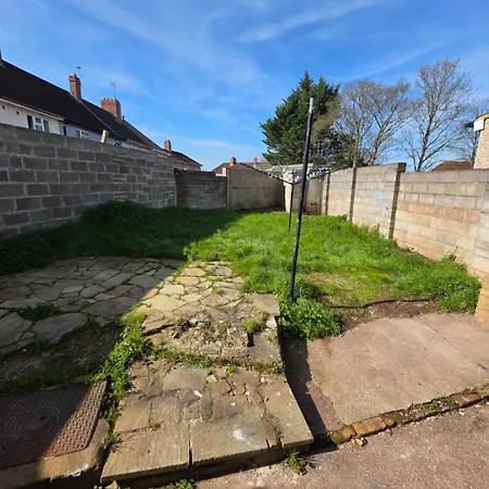 Holiday home Spacious 3 Bedroom House Free Private Parking Garden Fast Wifi Entire Sleeps 7 *