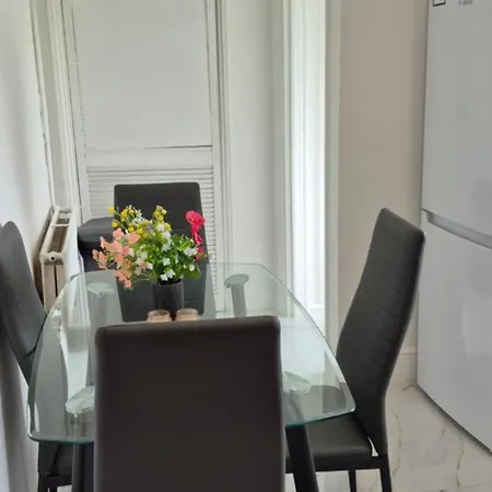 Spacious 3 Bedroom House Free Private Parking Garden Fast Wifi Entire Home Sleeps 7