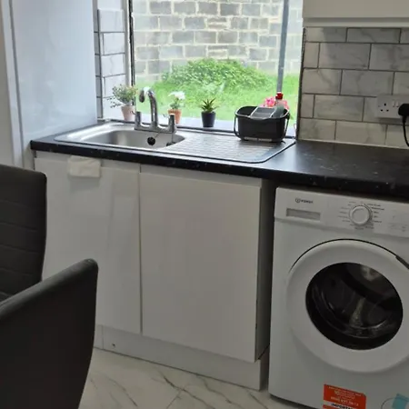 Spacious 3 Bedroom House Free Private Parking Garden Fast Wifi Entire Home Sleeps 7 別荘 *