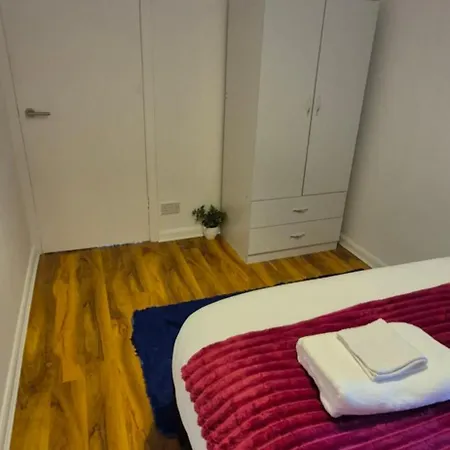 Spacious 3 Bedroom House Free Private Parking Garden Fast Wifi Entire Home Sleeps 7