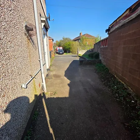 Spacious 3 Bedroom House Free Private Parking Garden Fast Wifi Entire Sleeps 7
