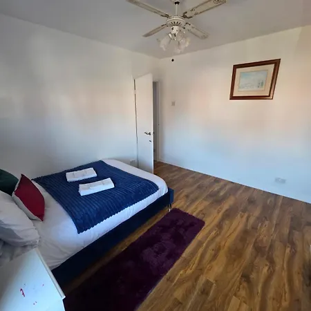 Spacious 3 Bedroom House Free Private Parking Garden Fast Wifi Entire Sleeps 7