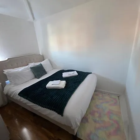 Holiday home Spacious 3 Bedroom House Free Private Parking Garden Fast Wifi Entire Sleeps 7 *