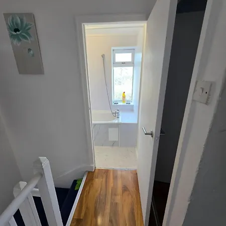 Spacious 3 Bedroom House Free Private Parking Garden Fast Wifi Entire Sleeps 7
