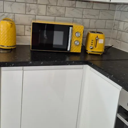 Holiday home Spacious 3 Bedroom House Free Private Parking Garden Fast Wifi Entire Sleeps 7