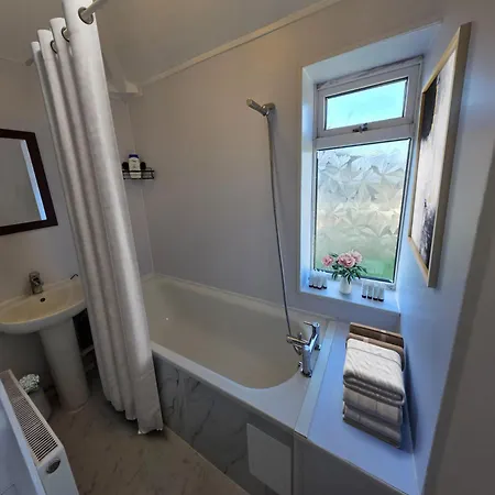 Spacious 3 Bedroom House Free Private Parking Garden Fast Wifi Entire Sleeps 7