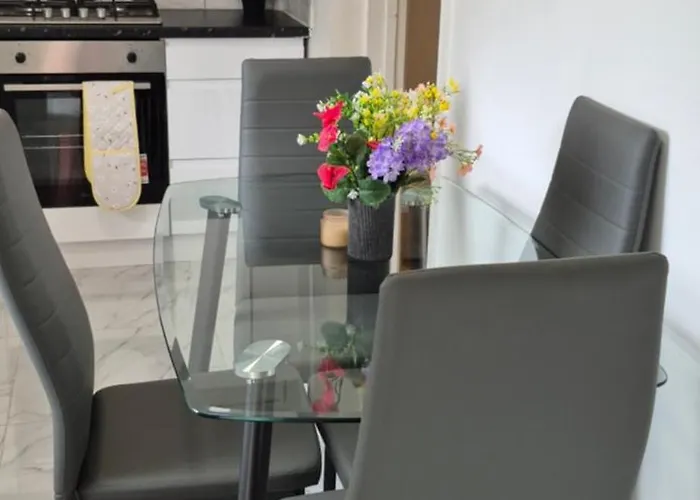 Spacious 3-bedroom House With Parking & Garden *