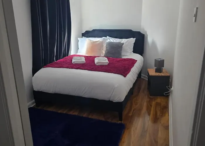 Holiday home Spacious 3-bedroom House With Parking & Garden