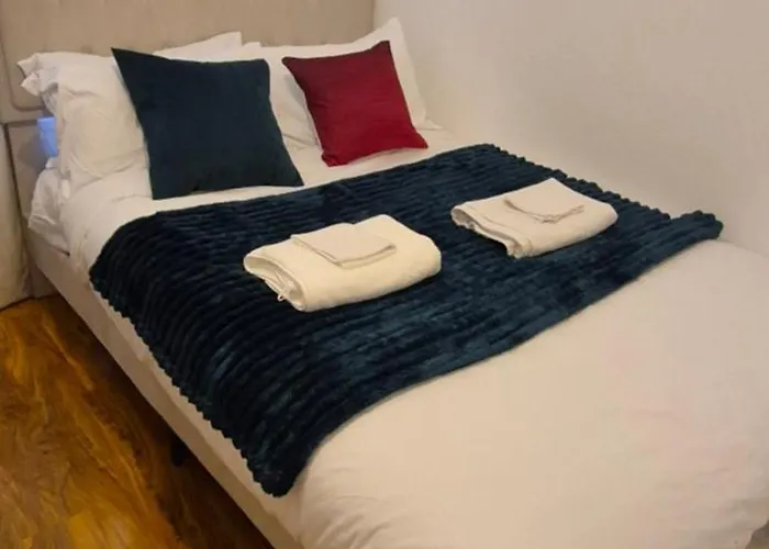 Spacious 3-bedroom House With Parking & Garden *