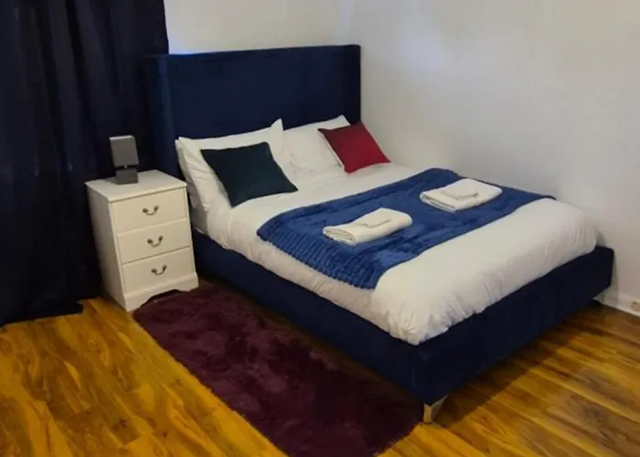 Spacious 3-bedroom House With Parking & Garden 別荘 *