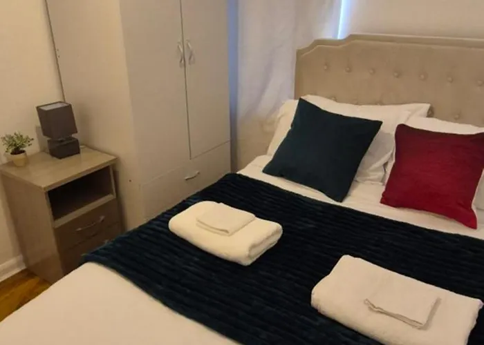 Holiday home Spacious 3-bedroom House With Parking & Garden *