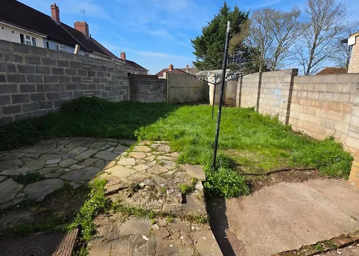 Holiday home Spacious 3-bedroom House With Parking & Garden *