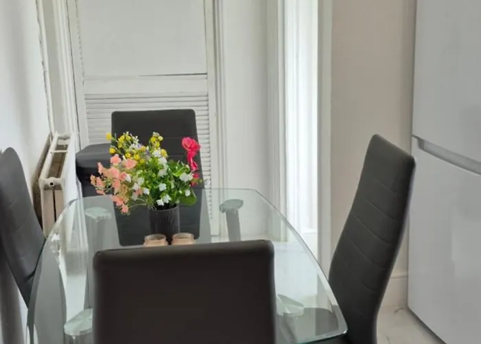 Spacious 3-bedroom House With Parking & Garden