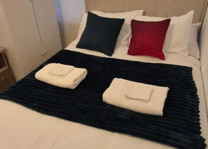 Spacious 3-bedroom House With Parking & Garden *