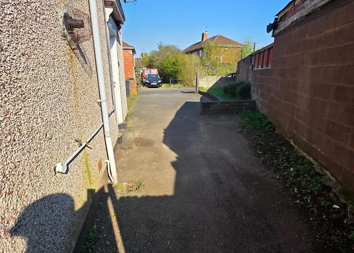 Spacious 3-bedroom House With Parking & Garden