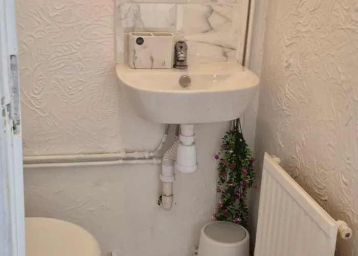 Spacious 3-bedroom House With Parking & Garden Bristol