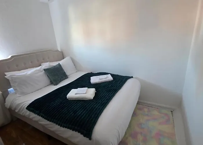 別荘 Spacious 3-bedroom House With Parking & Garden *