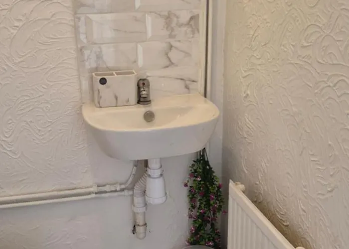 Holiday home Spacious 3-bedroom House With Parking & Garden Bristol