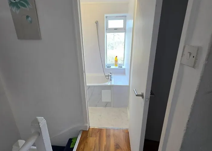 Spacious 3-bedroom House With Parking & Garden