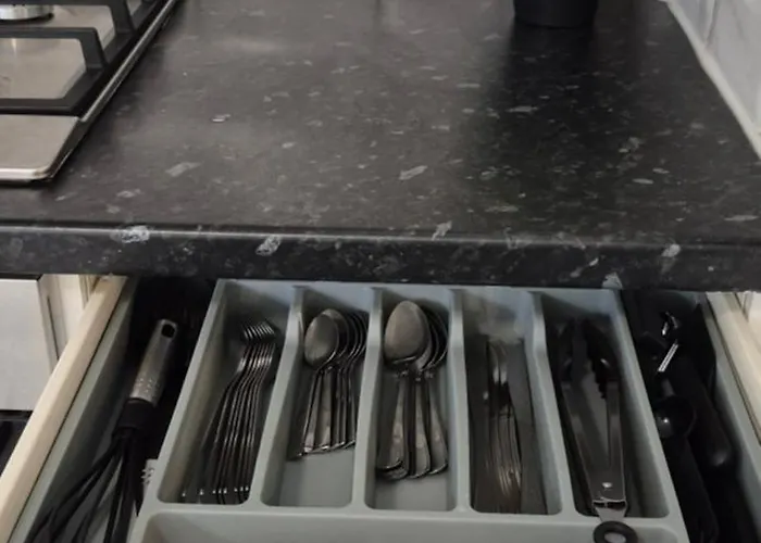 Spacious 3-bedroom House With Parking & Garden * ブリストル