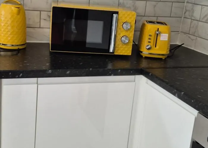 別荘 Spacious 3-bedroom House With Parking & Garden