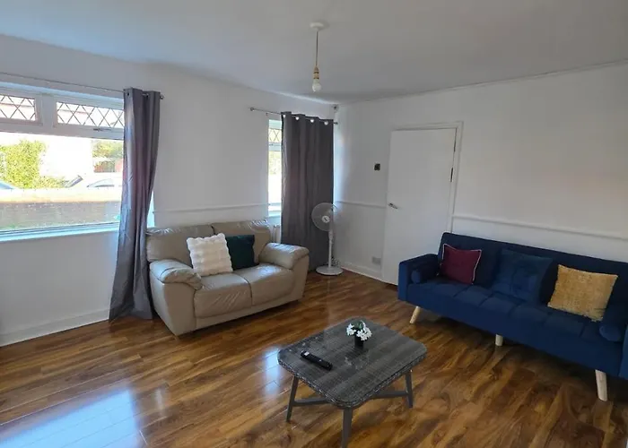 Spacious 3-bedroom House With Parking & Garden