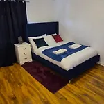 Spacious 3-bedroom House With Parking & Garden Сasa de vacaciones *