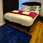 Сasa de vacaciones Spacious 3-bedroom House With Parking & Garden