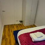 Spacious 3-bedroom House With Parking & Garden