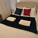 Spacious 3-bedroom House With Parking & Garden *