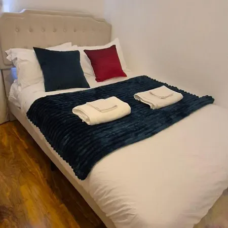Spacious 3 Bedroom House Free Private Parking Garden Fast Wifi Entire Sleeps 7 *