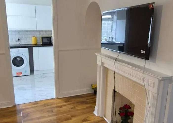 Spacious 3-bedroom House With Parking & Garden *