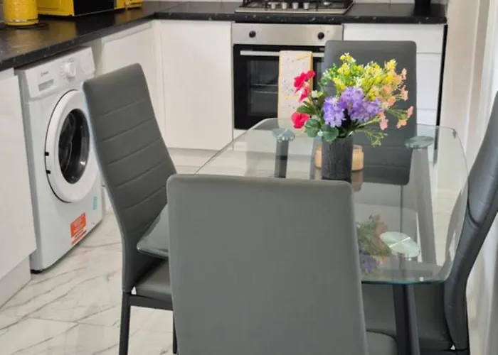 Spacious 3-bedroom House With Parking & Garden *